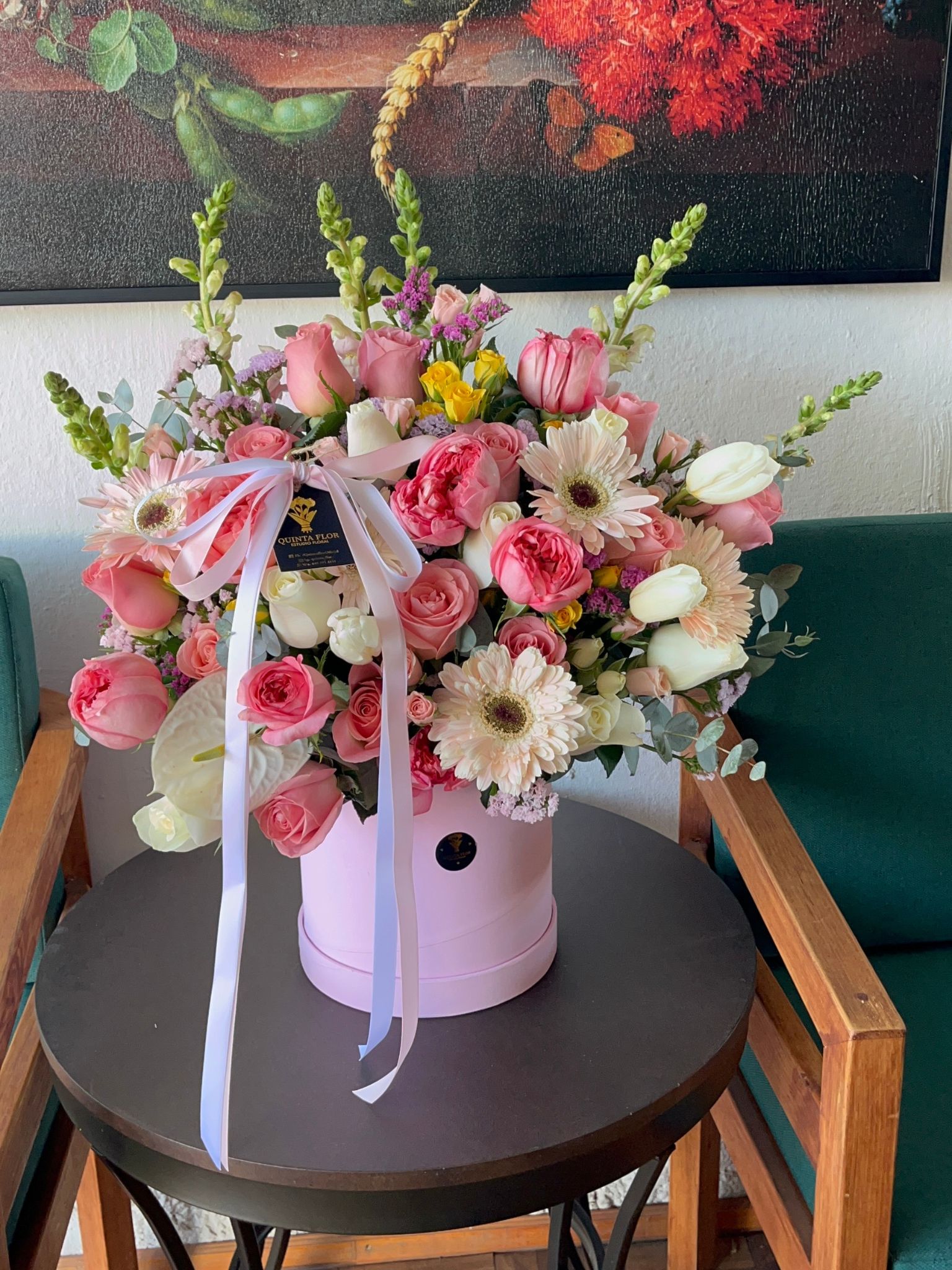 flores mixtas en tonos delicados que se entrelazan con elegancia dentro de una base refinada