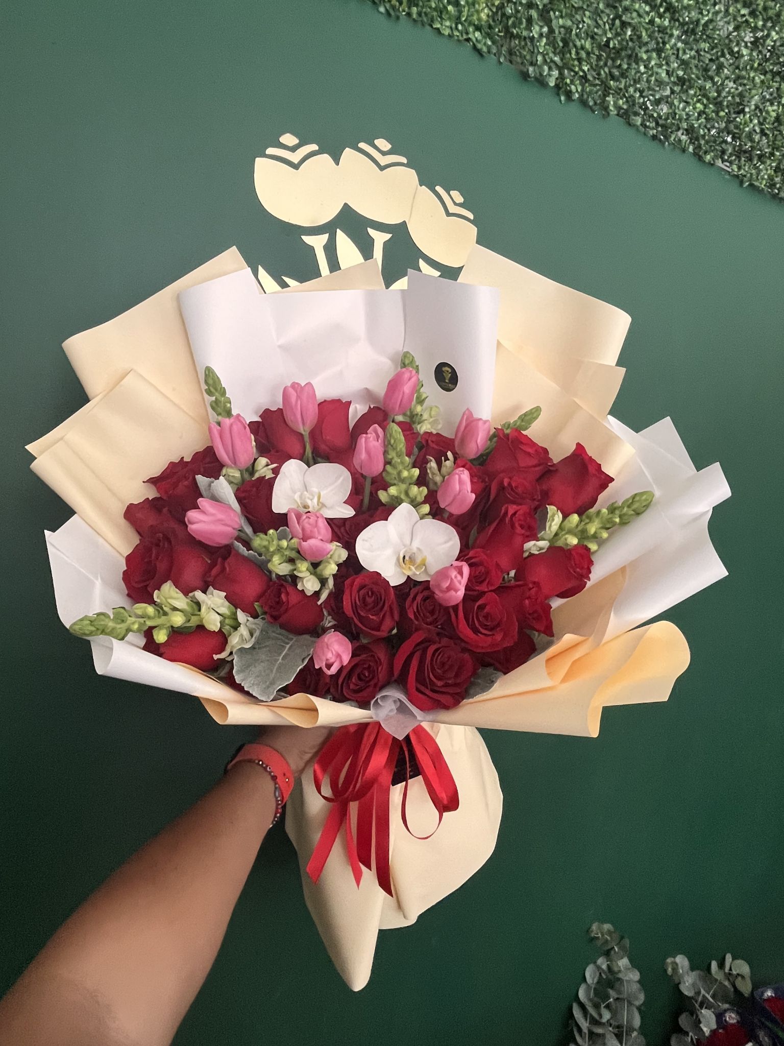 Arreglo para cumpleaños con flores vibrantes