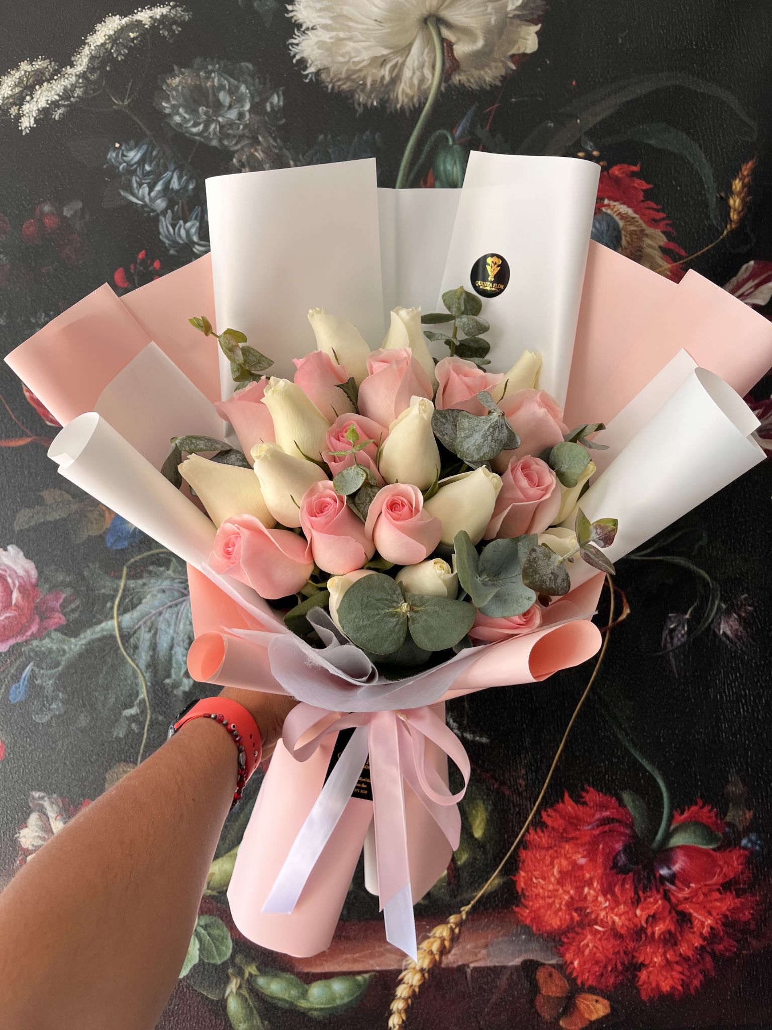 Ramo rosas en tono rosa y doce en blanco