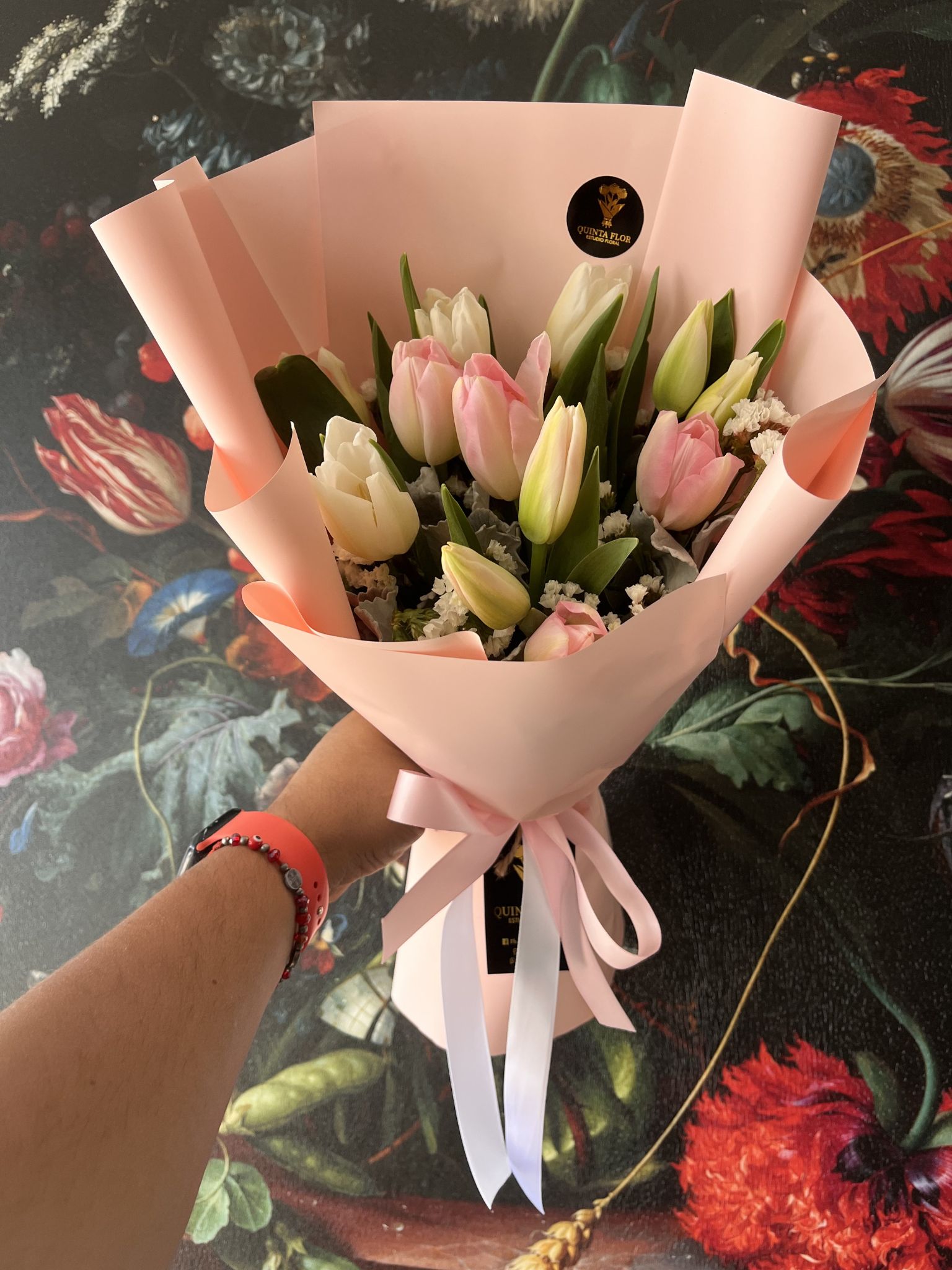 Diez tulipanes acompañados de follajes finos
y sutiles detalles de mini rosa.