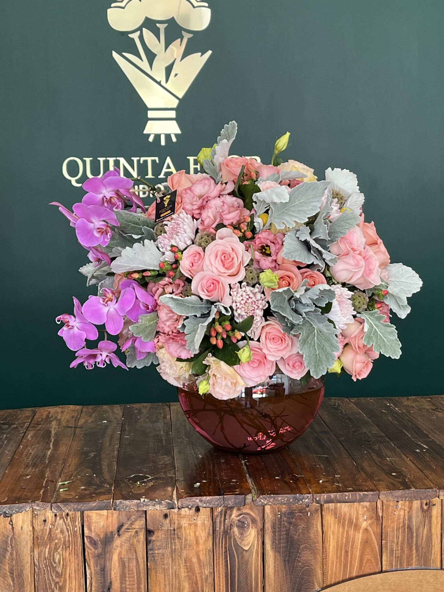 Arreglo en pecera del #10 con flores mixtas cálida premium